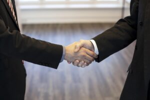業界歴10年以上のスタッフによる信頼性